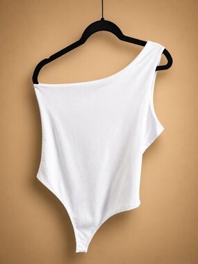 Daisy White Stretch Fabric Top with Branded Yellow Tag